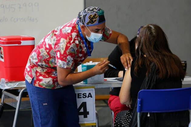 Santiago, 26 April 2021 Continued vaccination of people between 45 and 46 years against the coronavirus pandemic in Recoleta Marcelo Hernandez Atonchile, SANTIAGO CHILE Aton 504898  Copyright: MARCELOxHERNANDEZ ATONCHILE
