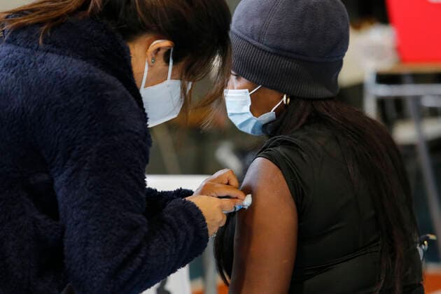 Santiago, 26 April 2021 Continued vaccination of people between 45 and 46 years against the coronavirus pandemic in Recoleta Marcelo Hernandez Atonchile, SANTIAGO CHILE Aton 504901  Copyright: MARCELOxHERNANDEZ ATONCHILE