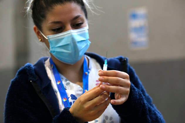 Santiago, 26 April 2021 Continued vaccination of people between 45 and 46 years against the coronavirus pandemic in Recoleta Marcelo Hernandez Atonchile, SANTIAGO CHILE Aton 504904  Copyright: MARCELOxHERNANDEZ ATONCHILE