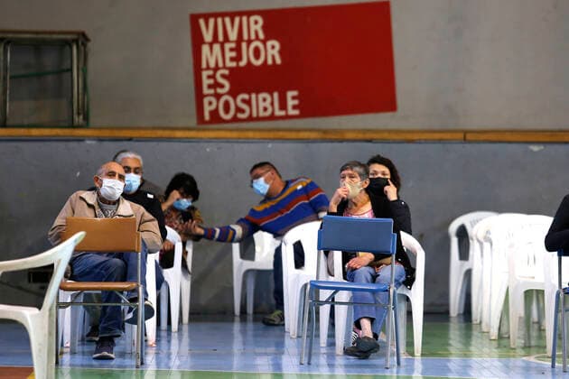 Santiago, 26 April 2021 Continued vaccination of people between 45 and 46 years against the coronavirus pandemic in Recoleta Marcelo Hernandez Atonchile, SANTIAGO CHILE Aton 504910  Copyright: MARCELOxHERNANDEZ ATONCHILE