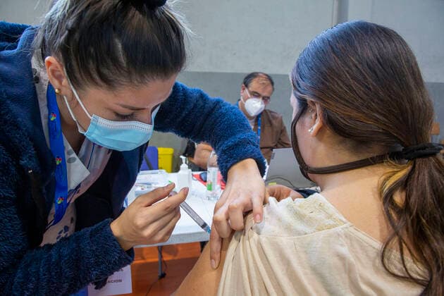 Santiago, 26 April 2021 Continued vaccination of people between 45 and 46 years against the coronavirus pandemic in Recoleta Marcelo Hernandez Atonchile, SANTIAGO CHILE Aton 504913  Copyright: MARCELOxHERNANDEZ ATONCHILE