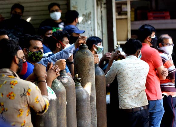 (210426) -- NEW DELHI, April 26, 2021 -- People wait in line to refill empty medical oxygen cylinders for COVID-19 patients in front of a shop in New Delhi, India, April 26, 2021. ) INDIA-NEW DELHI-COVID-19-OXYGEN CYLINDERS parthaxsarkar 