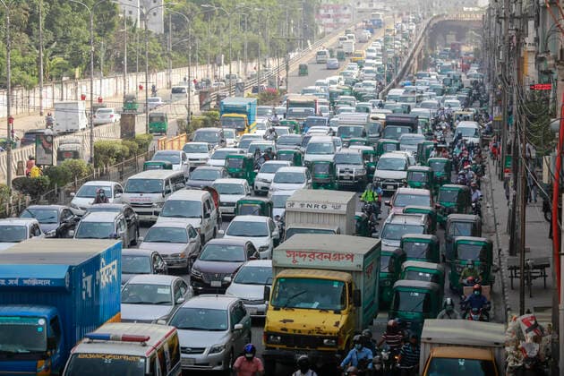 News Bilder des Tages April 26, 2021, Dhaka, Bangladesh: The number of private vehicles, rickshaws and auto-rickshaws saw a significant rise on Dhaka roads as the government allowed to reopen shops and shopping malls on a limited scale during the nationwide lockdown to curb the spread of coronavirus (COVID-19) in Dhaka, Bangladesh, April 26, 2021. Dhaka Bangladesh - ZUMAd117 20210426_zap_d117_006 Copyright: xSuvraxKantixDasx