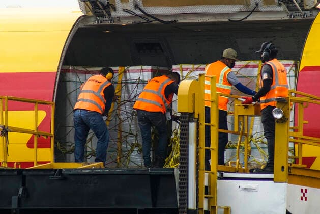 April 26, 2021, San Luis Talpa, El Salvador: Logistic workers unload a container with the CORONAVAC vaccine doses during the arrival..Salvadoran President Nayib Bukele announced that the country has acquired half a million doses of the Chinese manufactured CORONAVAC COVID-19 vaccine. San Luis Talpa El Salvador - ZUMAs197 20210426_zaa_s197_100 Copyright: xCamiloxFreedmanx
