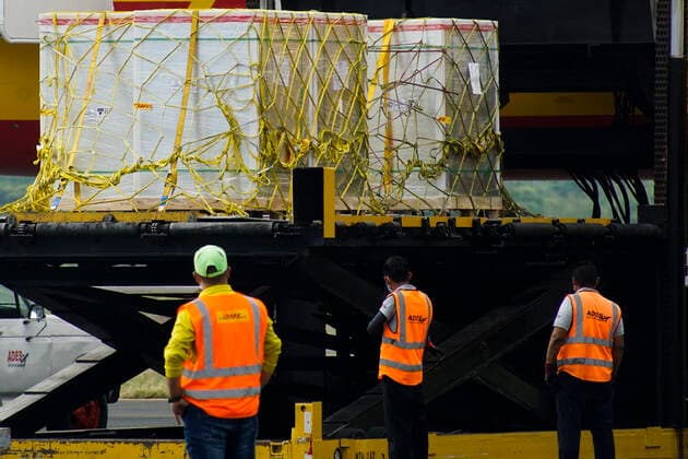 April 26, 2021, San Luis Talpa, El Salvador: Logistic workers unload a container with the CORONAVAC vaccine doses during the arrival..Salvadoran President Nayib Bukele announced that the country has acquired half a million doses of the Chinese manufactured CORONAVAC COVID-19 vaccine. San Luis Talpa El Salvador - ZUMAs197 20210426_zaa_s197_101 Copyright: xCamiloxFreedmanx
