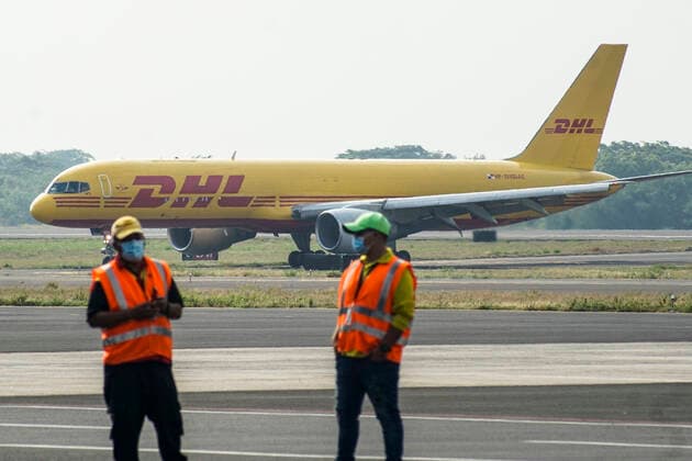 News Bilder des Tages April 26, 2021, San Luis Talpa, El Salvador: Workers stand as a DHL transportation plane lands containing doses of the CORONAVAC vaccine..Salvadoran President Nayib Bukele announced that the country has acquired half a million doses of the Chinese manufactured CORONAVAC COVID-19 vaccine. San Luis Talpa El Salvador - ZUMAs197 20210426_zaa_s197_102 Copyright: xCamiloxFreedmanx