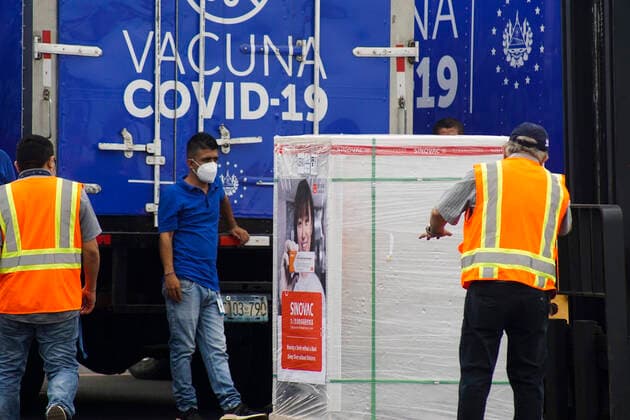 News Bilder des Tages April 26, 2021, San Luis Talpa, El Salvador: Logistic workers unload a container with the CORONAVAC vaccine doses during the arrival..Salvadoran President Nayib Bukele announced that the country has acquired half a million doses of the Chinese manufactured CORONAVAC COVID-19 vaccine. San Luis Talpa El Salvador - ZUMAs197 20210426_zaa_s197_096 Copyright: xCamiloxFreedmanx