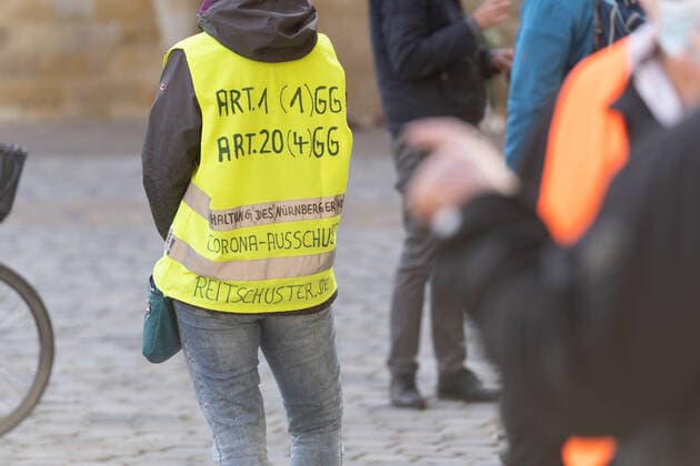 Osnabrueck, Deutschland 26. April 2021: Querdenker veranstalten weitere Montagsdemonstration in Osnabrueck Am heutigen Montag fand in Osnabrück eine Demo der Querdenker statt. Niedersachsen Copyright: xFotostandx xAndrexHavergox