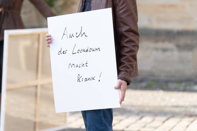 Osnabrueck, Deutschland 26. April 2021: Querdenker veranstalten weitere Montagsdemonstration in Osnabrueck Am heutigen Montag fand in Osnabrück eine Demo der Querdenker statt. Niedersachsen Copyright: xFotostandx xAndrexHavergox