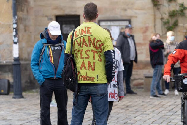 Osnabrueck, Deutschland 26. April 2021: Querdenker veranstalten weitere Montagsdemonstration in Osnabrueck Am heutigen Montag fand in Osnabrück eine Demo der Querdenker statt. Niedersachsen Copyright: xFotostandx xAndrexHavergox