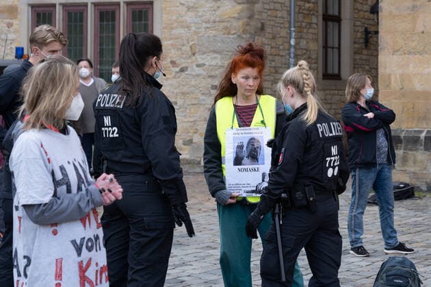 Osnabrueck, Deutschland 26. April 2021: Querdenker veranstalten weitere Montagsdemonstration in Osnabrueck Am heutigen Montag fand in Osnabrück eine Demo der Querdenker statt. Niedersachsen Copyright: xFotostandx xAndrexHavergox