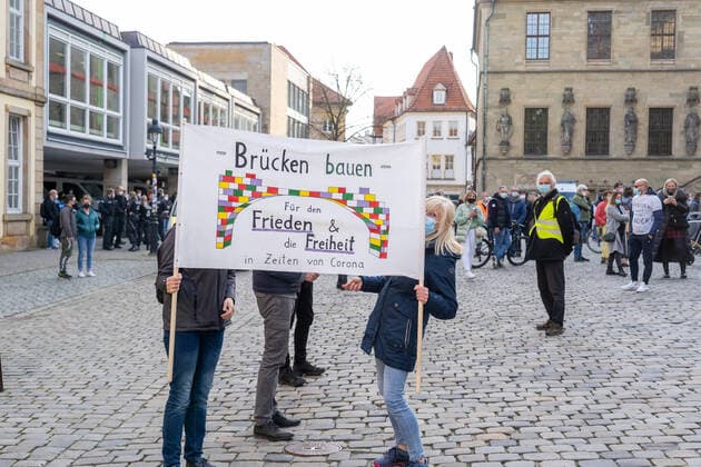 Osnabrueck, Deutschland 26. April 2021: Querdenker veranstalten weitere Montagsdemonstration in Osnabrueck Am heutigen Montag fand in Osnabrück eine Demo der Querdenker statt. Niedersachsen Copyright: xFotostandx xAndrexHavergox