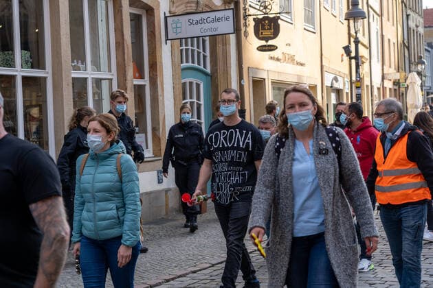 Osnabrueck, Deutschland 26. April 2021: Querdenker veranstalten weitere Montagsdemonstration in Osnabrueck Am heutigen Montag fand in Osnabrück eine Demo der Querdenker statt. Niedersachsen Copyright: xFotostandx xAndrexHavergox