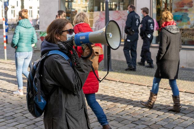 Osnabrueck, Deutschland 26. April 2021: Querdenker veranstalten weitere Montagsdemonstration in Osnabrueck Am heutigen Montag fand in Osnabrück eine Demo der Querdenker statt. Niedersachsen Copyright: xFotostandx xAndrexHavergox