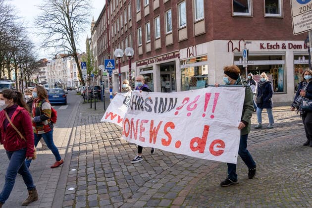 Osnabrueck, Deutschland 26. April 2021: Querdenker veranstalten weitere Montagsdemonstration in Osnabrueck Am heutigen Montag fand in Osnabrück eine Demo der Querdenker statt. Niedersachsen Copyright: xFotostandx xAndrexHavergox