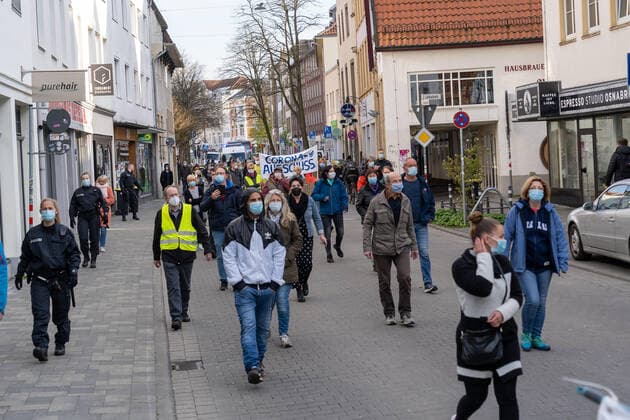 Osnabrueck, Deutschland 26. April 2021: Querdenker veranstalten weitere Montagsdemonstration in Osnabrueck Am heutigen Montag fand in Osnabrück eine Demo der Querdenker statt. Niedersachsen Copyright: xFotostandx xAndrexHavergox
