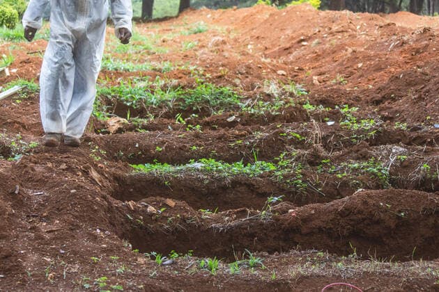 SÃO PAULO, SP - 26.04.2021: ENTERROS NO CEMITÉRIO DA VILA FORMOSA - Coveiros prepare graves for burials this afternoon (26) in the largest cemetery in the country, the Cemetery of Vila Formosa, East Zone of São Paulo, while Brazil approaches the mark of 400,000 dead victims of the Covid-19 pandemic. x2057995x  YurixMurakami