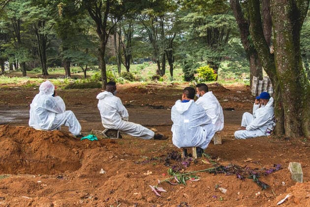 SÃO PAULO, SP - 26.04.2021: ENTERROS NO CEMITÉRIO DA VILA FORMOSA - Coveiros rest after opening graves for burials this afternoon (26) in the largest cemetery in the country, the Cemetery of Vila Formosa, East Zone of São Paulo, while Brazil approaches the mark of 400,000 dead victims of the pandemic of Covid-19 . x2057996x  YurixMurakami