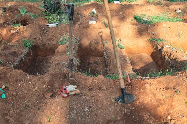 SÃO PAULO, SP - 26.04.2021: ENTERROS NO CEMITÉRIO DA VILA FORMOSA - Pits ready for burials on the afternoon of Monday (26) in the largest cemetery in the country, the Cemetery of Vila Formosa, East Side of São Paulo, while Brazil approaches the mark of 400,000 dead victims of the pandemic of Covid-19. x2057998x  YurixMurakami