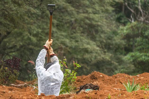 SÃO PAULO, SP - 26.04.2021: ENTERROS NO CEMITÉRIO DA VILA FORMOSA - Coveiros prepare graves for burials this afternoon (26) in the largest cemetery in the country, the Cemetery of Vila Formosa, East Zone of São Paulo, while Brazil approaches the mark of 400,000 dead victims of the Covid-19 pandemic. x2058003x  YurixMurakami