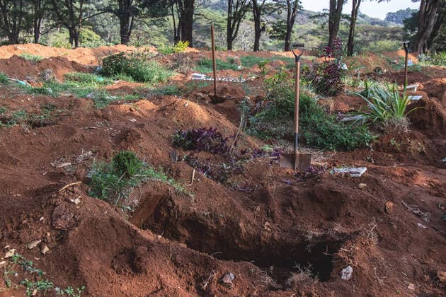 SÃO PAULO, SP - 26.04.2021: ENTERROS NO CEMITÉRIO DA VILA FORMOSA - Pits ready for burials on the afternoon of Monday (26) in the largest cemetery in the country, the Cemetery of Vila Formosa, East Side of São Paulo, while Brazil approaches the mark of 400,000 dead victims of the pandemic of Covid-19. x2058015x  YurixMurakami