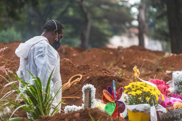 SÃO PAULO, SP - 26.04.2021: ENTERROS NO CEMITÉRIO DA VILA FORMOSA - Coveiros prepare graves for burials this afternoon (26) in the largest cemetery in the country, the Cemetery of Vila Formosa, East Zone of São Paulo, while Brazil approaches the mark of 400,000 dead victims of the Covid-19 pandemic. x2058019x  YurixMurakami