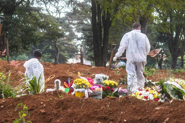 SÃO PAULO, SP - 26.04.2021: ENTERROS NO CEMITÉRIO DA VILA FORMOSA - Coveiros prepare graves for burials this afternoon (26) in the largest cemetery in the country, the Cemetery of Vila Formosa, East Zone of São Paulo, while Brazil approaches the mark of 400,000 dead victims of the Covid-19 pandemic. x2058020x  YurixMurakami
