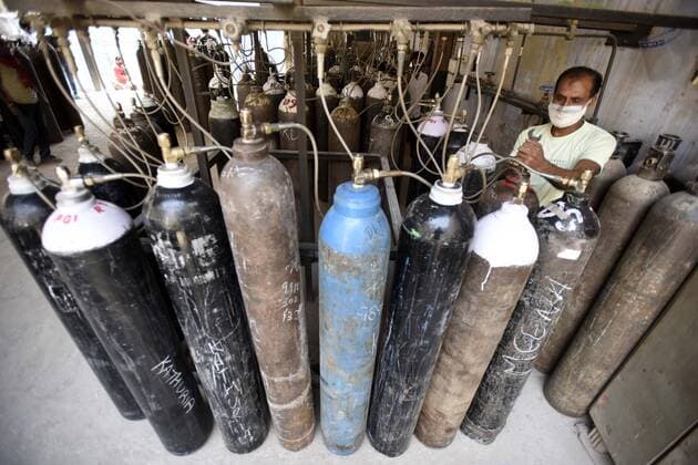 News Bilder des Tages GURUGRAM, INDIA - APRIL 26: Empty oxygen cylinders being refilled, to be transported to hospitals for Covid-19 patients at GK Gas Pvt Ltd in sector-14, IDC colony, on April 26, 2021 in Gurugram, India. (Photo by Parveen Kumar Hindustan Times) India Faces Oxygen Crisis As Covid-19 Cases Mount