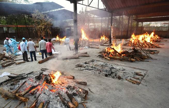 NEW DELHI, INDIA - APRIL 26: funeral pyres lit to cremate covid-19 victims at Sarai Kale Khan crematorium, on April 26, 2021 in New Delhi, India. India has registered 2,762 new deaths and 319,315 new infections recording more than 300,000 daily Covid-19 cases for the fifth day in a row, reaching a new record peak. (Photo by Amal ks Hindustan Times) Cremation Of Covid-19 Victims