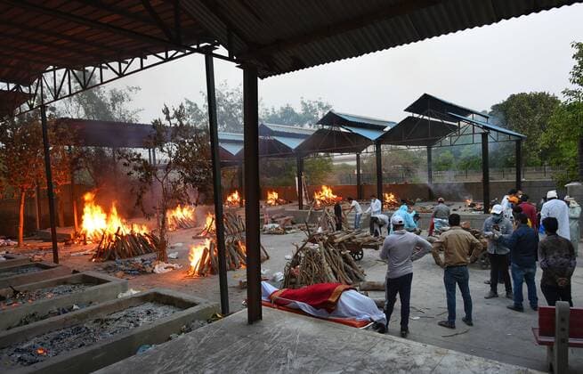 NEW DELHI, INDIA - APRIL 26: funeral pyres lit to cremate covid-19 victims at Sarai Kale Khan crematorium, on April 26, 2021 in New Delhi, India. India has registered 2,762 new deaths and 319,315 new infections recording more than 300,000 daily Covid-19 cases for the fifth day in a row, reaching a new record peak. (Photo by Amal ks Hindustan Times) Cremation Of Covid-19 Victims
