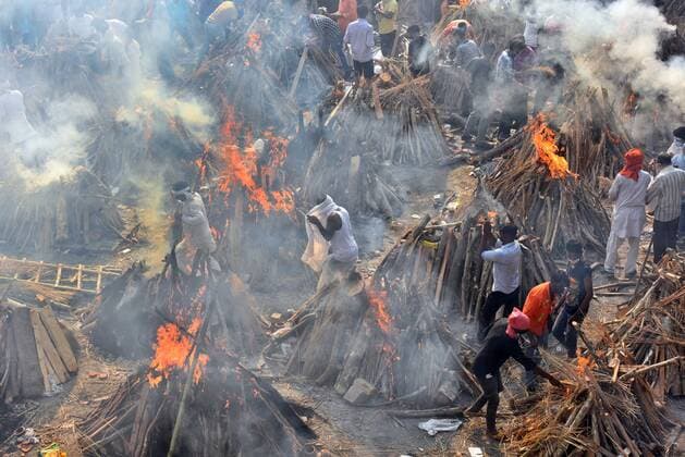 NEW DELHI, INDIA - APRIL 26: Funeral pyres of people who died of Covid-19 burning simultaneously at Gazipur crematorium on April 26, 2021 in New Delhi, India. India has registered 2,762 new deaths and 319,315 new infections recording more than 300,000 daily Covid-19 cases for the fifth day in a row, reaching a new record peak. (Photo by Raj K Raj Hindustan Times) Cremation Of Covid-19 Victims
