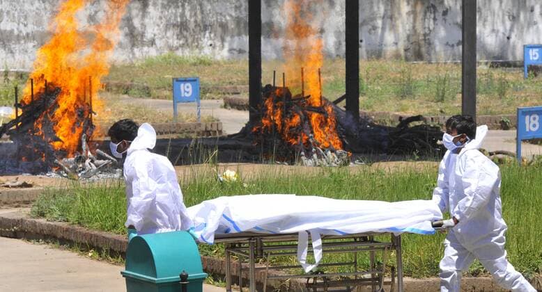 CHANDIGARH, INDIA - APRIL 26: The body of a Covid-19 victim being taken for cremation at the Industrial Area cremation ground by volunteers of Red Cross who are helping with Covid-19 cremations on April 26, 2021 in Chandigarh, India. India has registered 2,762 new deaths and 319,315 new infections recording more than 300,000 daily Covid-19 cases for the fifth day in a row, reaching a new record peak. (Photo by Keshav Singh Hindustan Times) Cremation Of Covid-19 Victims