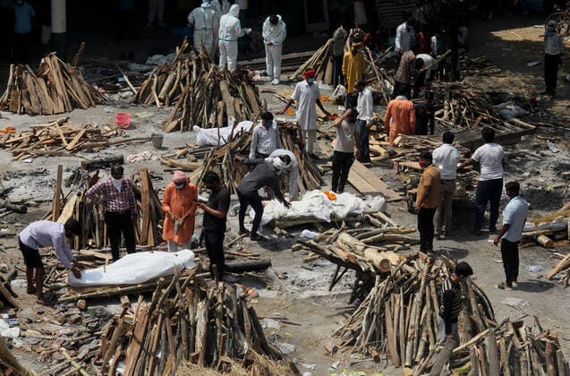 April 26, 2021, New Delhi, India: (EDITORS NOTE: Image depicts death).Family member pays their last respects to the bodies of their relatives who died from the of COVID-19 disease before cremation at Ghazipur cremation ground in New Delhi..In India the highest single-day spike in coronavirus infection. The report recorded 352,991 new Covid-19 cases and 2,812 deaths in the last 24 hours amid an oxygen crisis. New Delhi India - ZUMAs197 20210426_zaa_s197_111 Copyright: xNaveenxSharmax