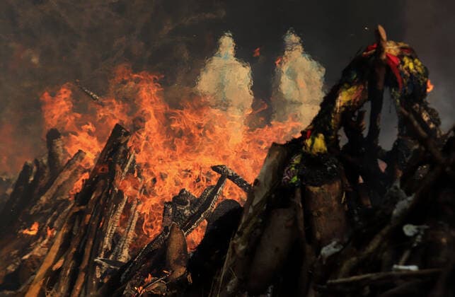 April 26, 2021, New Delhi, India: A mass cremation of victims who died due to the coronavirus disease (COVID-19), is seen at Ghazipur cremation ground in New Delhi..In India the highest single-day spike in coronavirus infection. The report recorded 352,991 new Covid-19 cases and 2,812 deaths in the last 24 hours amid an oxygen crisis. New Delhi India - ZUMAs197 20210426_zaa_s197_146 Copyright: xNaveenxSharmax