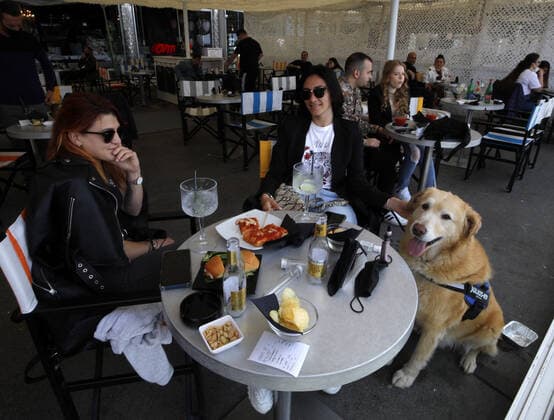 (210426) -- NAPLES (ITALY), April 26, 2021 () -- People dine at a restaurant in Naples, Italy, on April 26, 2021. Italy took a first decisive step toward a post-pandemic phase on Monday, the first day of reopening amid decreasing coronavirus cases. () ITALY-NAPLES-COVID-19-REOPENING Xinhua 