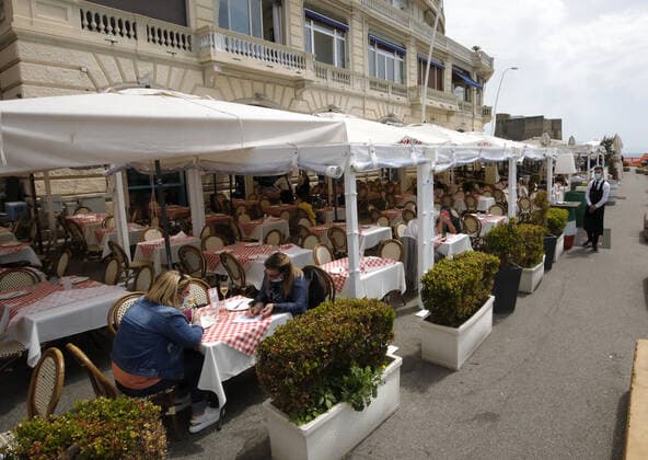 (210426) -- NAPLES (ITALY), April 26, 2021 () -- People dine at a restaurant in Naples, Italy, on April 26, 2021. Italy took a first decisive step toward a post-pandemic phase on Monday, the first day of reopening amid decreasing coronavirus cases. () ITALY-NAPLES-COVID-19-REOPENING Xinhua 