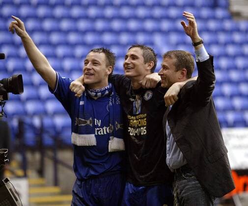 Bildnummer: 01520222 Datum: 30.04.2005 Copyright: imago Paul Marriott V.li.: John Terry, Frank Lampard und Teameigner Roman Abramovich (alle Chelsea) feiern den Gewinn der englischen Meisterschaft 2004 2005 - ; Abramowich, Abramovitch, Abramowitch, Abramovitsch, Abramowitsch, Englischer Meister, englische Meisterschaft, Feier, feiern, Meisterfeier, quer, close, Jubel, jubeln, Umarmung, umarmen, T Shirt, Eigner, Owner, Besitzer, Clubeigner, Clubowner English Premier League 2004 2005, 1. Englische Liga, Chelsea FC London, Vdig Bolton, Inhaber, Finanzier Clubbesitzer, Geschäftsmann, Investor, Milliardär Freude, Fußball Herren Mannschaft England optimistisch Randmotiv Personen 