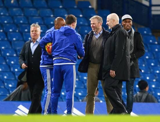 Chelsea v Sunderland . . London, UK . . 19.12.2015 Roman Abramovich (Chelsea owner) shakes hands with staff on the pitch, with Guus Hiddink (Chelsea interim manager), left, Eugene Tenenbaum (Chelsea Director) and Didier Drogba.  Chelsea v Sunderland London UK 19 12 2015 Novel Abramovich Chelsea Owner Shakes Hands with Staff ON The Pitch with Guus Hiddink Chelsea Interim Manager left Eugene Tenenbaum Chelsea Director and Didier Drogba   imago 22237123