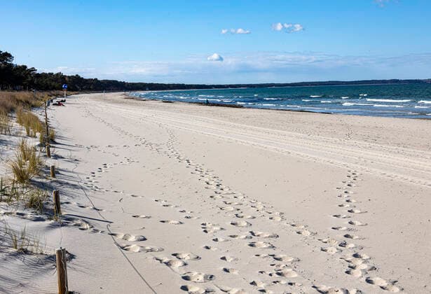 Keine Urlauber an der Ostseekueste Der schoene Strandstrand im Ostseebad Binz (Landkreis Vorpommern-Ruegen) ist leer. Gegenwaertig sind nur wenige Besucher in der beliebten Urlaubsregion auf der Insel Ruegen. - WEITERE BILDER AUF ANFRAGE! - DIESES FOTO IST HONORARPFLICHTIG! - Jede Veroeffentlichung nur gegen Honorar gem. MFM publication subject to royalties as per MFM Urhebervermerk und Belegexemplar permission required for reproduction, mention of copyright complimentary copy Honorar + 7 % MwSt. NO MODEL-RELEASE - Es wird grundsaetzlich keine Einholung von Persoenlichkeits-, Kunst- oder Markenrechten zugesichert, es sei denn, dies ist hier in der Bild