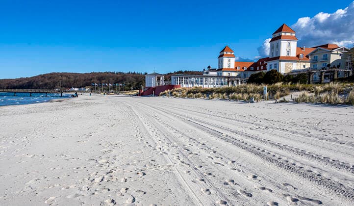 Keine Urlauber an der Ostseekueste Der schoene Strandstrand im Ostseebad Binz (Landkreis Vorpommern-Ruegen) ist leer. Gegenwaertig sind nur wenige Besucher in der beliebten Urlaubsregion auf der Insel Ruegen. - WEITERE BILDER AUF ANFRAGE! - DIESES FOTO IST HONORARPFLICHTIG! - Jede Veroeffentlichung nur gegen Honorar gem. MFM publication subject to royalties as per MFM Urhebervermerk und Belegexemplar permission required for reproduction, mention of copyright complimentary copy Honorar + 7 % MwSt. NO MODEL-RELEASE - Es wird grundsaetzlich keine Einholung von Persoenlichkeits-, Kunst- oder Markenrechten zugesichert, es sei denn, dies ist hier in der Bild
