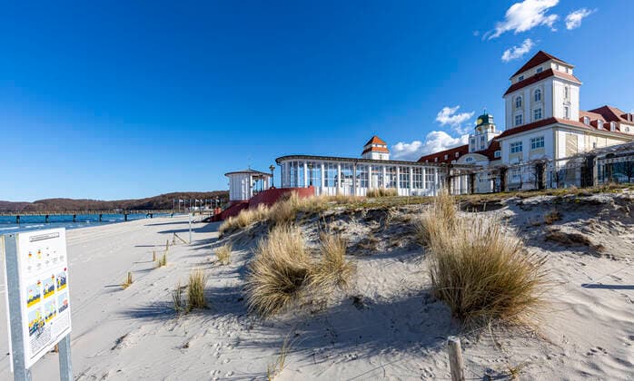 Keine Urlauber an der Ostseekueste Der schoene Strandstrand im Ostseebad Binz (Landkreis Vorpommern-Ruegen) ist leer. Gegenwaertig sind nur wenige Besucher in der beliebten Urlaubsregion auf der Insel Ruegen. - WEITERE BILDER AUF ANFRAGE! - DIESES FOTO IST HONORARPFLICHTIG! - Jede Veroeffentlichung nur gegen Honorar gem. MFM publication subject to royalties as per MFM Urhebervermerk und Belegexemplar permission required for reproduction, mention of copyright complimentary copy Honorar + 7 % MwSt. NO MODEL-RELEASE - Es wird grundsaetzlich keine Einholung von Persoenlichkeits-, Kunst- oder Markenrechten zugesichert, es sei denn, dies ist hier in der Bild