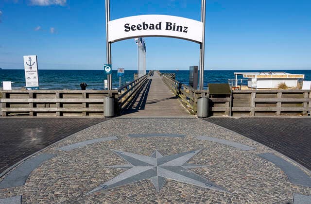 Keine Urlauber an der Ostseekueste Die Seebruecke im Ostseebad Binz (Landkreis Vorpommern-Ruegen) ist leer. Gegenwaertig sind nur wenige Besucher in der beliebten Urlaubsregion auf der Insel Ruegen. - WEITERE BILDER AUF ANFRAGE! - DIESES FOTO IST HONORARPFLICHTIG! - Jede Veroeffentlichung nur gegen Honorar gem. MFM publication subject to royalties as per MFM Urhebervermerk und Belegexemplar permission required for reproduction, mention of copyright complimentary copy Honorar + 7 % MwSt. NO MODEL-RELEASE - Es wird grundsaetzlich keine Einholung von Persoenlichkeits-, Kunst- oder Markenrechten zugesichert, es sei denn, dies ist hier in der Bildbeschriftu