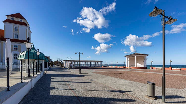 Keine Urlauber an der Ostseekueste Der Kurplatz im Ostseebad Binz (Landkreis Vorpommern-Ruegen) ist leer. Gegenwaertig sind nur wenige Besucher in der beliebten Urlaubsregion auf der Insel Ruegen. - WEITERE BILDER AUF ANFRAGE! - DIESES FOTO IST HONORARPFLICHTIG! - Jede Veroeffentlichung nur gegen Honorar gem. MFM publication subject to royalties as per MFM Urhebervermerk und Belegexemplar permission required for reproduction, mention of copyright complimentary copy Honorar + 7 % MwSt. NO MODEL-RELEASE - Es wird grundsaetzlich keine Einholung von Persoenlichkeits-, Kunst- oder Markenrechten zugesichert, es sei denn, dies ist hier in der Bildbeschriftun