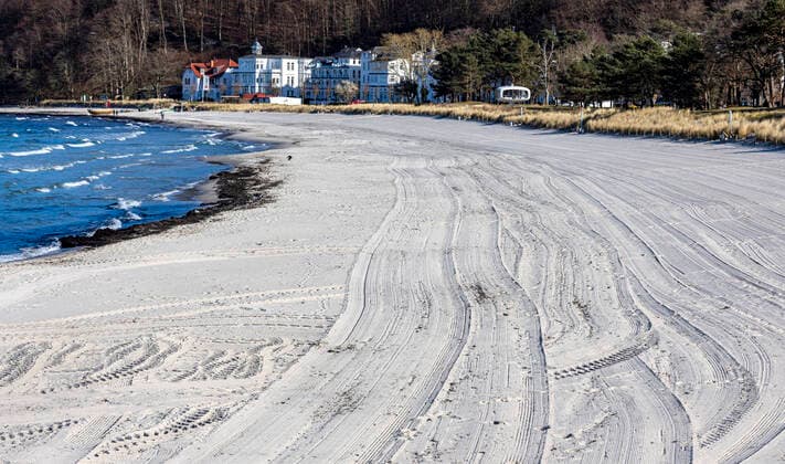 Keine Urlauber an der Ostseekueste Der schoene Strandstrand im Ostseebad Binz (Landkreis Vorpommern-Ruegen) ist leer. Gegenwaertig sind nur wenige Besucher in der beliebten Urlaubsregion auf der Insel Ruegen. - WEITERE BILDER AUF ANFRAGE! - DIESES FOTO IST HONORARPFLICHTIG! - Jede Veroeffentlichung nur gegen Honorar gem. MFM publication subject to royalties as per MFM Urhebervermerk und Belegexemplar permission required for reproduction, mention of copyright complimentary copy Honorar + 7 % MwSt. NO MODEL-RELEASE - Es wird grundsaetzlich keine Einholung von Persoenlichkeits-, Kunst- oder Markenrechten zugesichert, es sei denn, dies ist hier in der Bild