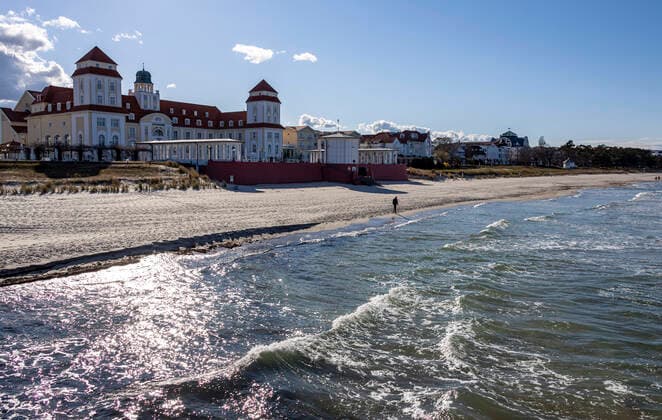 Keine Urlauber an der Ostseekueste Der schoene Strandstrand im Ostseebad Binz (Landkreis Vorpommern-Ruegen) ist leer. Gegenwaertig sind nur wenige Besucher in der beliebten Urlaubsregion auf der Insel Ruegen. - WEITERE BILDER AUF ANFRAGE! - DIESES FOTO IST HONORARPFLICHTIG! - Jede Veroeffentlichung nur gegen Honorar gem. MFM publication subject to royalties as per MFM Urhebervermerk und Belegexemplar permission required for reproduction, mention of copyright complimentary copy Honorar + 7 % MwSt. NO MODEL-RELEASE - Es wird grundsaetzlich keine Einholung von Persoenlichkeits-, Kunst- oder Markenrechten zugesichert, es sei denn, dies ist hier in der Bild