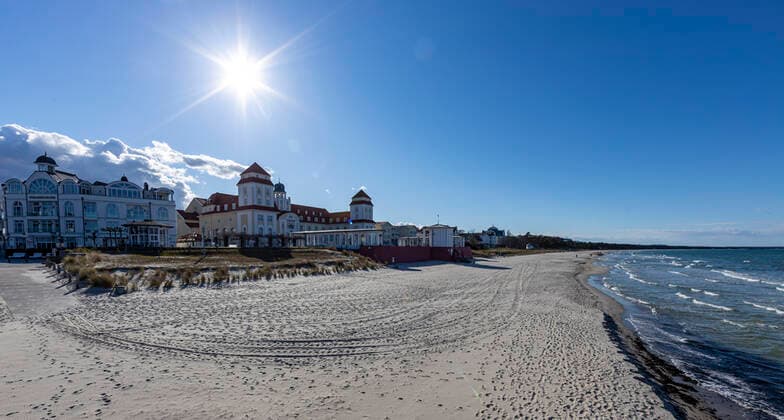 Keine Urlauber an der Ostseekueste Der schoene Strandstrand im Ostseebad Binz (Landkreis Vorpommern-Ruegen) ist leer. Gegenwaertig sind nur wenige Besucher in der beliebten Urlaubsregion auf der Insel Ruegen. - WEITERE BILDER AUF ANFRAGE! - DIESES FOTO IST HONORARPFLICHTIG! - Jede Veroeffentlichung nur gegen Honorar gem. MFM publication subject to royalties as per MFM Urhebervermerk und Belegexemplar permission required for reproduction, mention of copyright complimentary copy Honorar + 7 % MwSt. NO MODEL-RELEASE - Es wird grundsaetzlich keine Einholung von Persoenlichkeits-, Kunst- oder Markenrechten zugesichert, es sei denn, dies ist hier in der Bild