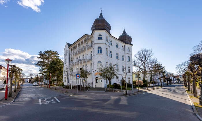 Keine Urlauber an der Ostseekueste Im Ostseebad Binz (Landkreis Vorpommern-Ruegen) sind alle Hotels und Ferienwohnungen leer (Ansicht der Schillerstrasse Margaretenstrasse). Gegenwaertig sind nur wenige Besucher in der beliebten Urlaubsregion auf der Insel Ruegen. - WEITERE BILDER AUF ANFRAGE! - DIESES FOTO IST HONORARPFLICHTIG! - Jede Veroeffentlichung nur gegen Honorar gem. MFM publication subject to royalties as per MFM Urhebervermerk und Belegexemplar permission required for reproduction, mention of copyright complimentary copy Honorar + 7 % MwSt. NO MODEL-RELEASE - Es wird grundsaetzlich keine Einholung von Persoenlichkeits-, Kunst- oder Marken