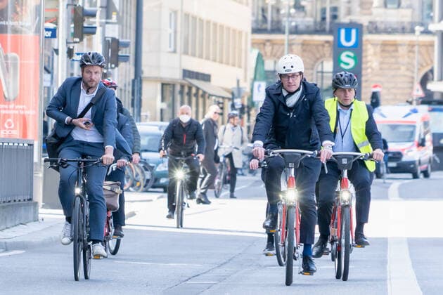 7. Nationaler Radverkehrskongress in Hamburg - Fototermin vor dem Eingang des Hapag Lloyd-Gebäudes - Andreas Scheuer, Bundesminister für Verkehr und digitale Infrastruktur mit Anjes Tjarks, Senator für Verkehr und Mobilitätswende -;7. Nationaler Radverkehrskongress in Hamburg - Fototermin vor dem Eingang des Hapag Lloyd-Gebäudes - Andreas Scheuer, Bundesminister für Verkehr und digitale Infrastruktur mit Anjes Tjarks, Senator für Verkehr und Mobilitätswende -, Hamburg Hamburg Deutschland Ballindamm