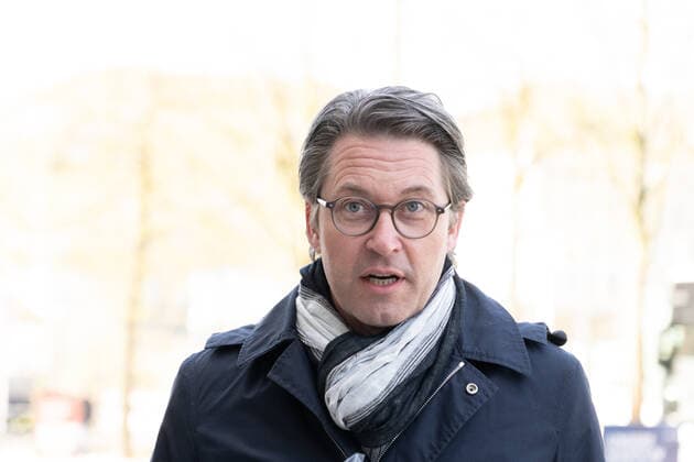 7. Nationaler Radverkehrskongress in Hamburg - Fototermin vor dem Eingang des Hapag Lloyd-Gebäudes - Andreas Scheuer, Bundesminister für Verkehr und digitale Infrastruktur;7. Nationaler Radverkehrskongress in Hamburg - Fototermin vor dem Eingang des Hapag Lloyd-Gebäudes - Andreas Scheuer, Bundesminister für Verkehr und digitale Infrastruktur, Hamburg Hamburg Deutschland Ballindamm