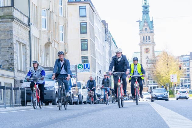 7. Nationaler Radverkehrskongress in Hamburg - Fototermin vor dem Eingang des Hapag Lloyd-Gebäudes - Andreas Scheuer, Bundesminister für Verkehr und digitale Infrastruktur mit Anjes Tjarks, Senator für Verkehr und Mobilitätswende -;7. Nationaler Radverkehrskongress in Hamburg - Fototermin vor dem Eingang des Hapag Lloyd-Gebäudes - Andreas Scheuer, Bundesminister für Verkehr und digitale Infrastruktur mit Anjes Tjarks, Senator für Verkehr und Mobilitätswende -, Hamburg Hamburg Deutschland Ballindamm